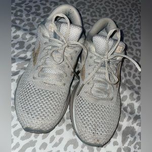 Brooks Tennis Shoes size 8.5